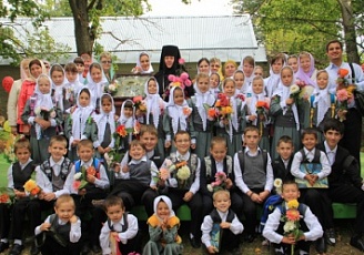 Дети из обители Богородицкого Житенного Монастыря